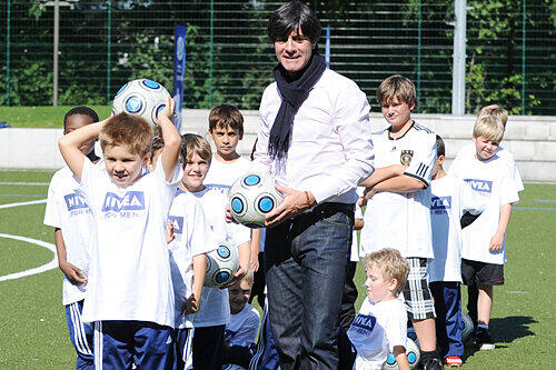 Bundestrainer Jogi Löw mit der U9-Elf des Post SV Nürnberg.