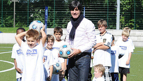 Bundestrainer Jogi Löw mit der U9-Elf des Post SV Nürnberg. Bundestrainer Jogi Löw mit der U9-Elf des Post SV Nürnberg.
