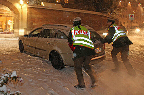Die Polizei, dein Freund und Helfer: Wo es ging, packten die Beamten mit an. Am Weinmarkt schoben sie ein Auto an.