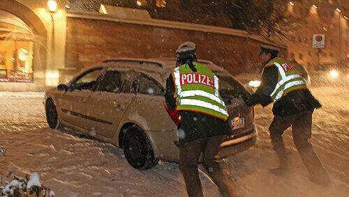 Die Polizei, dein Freund und Helfer: Wo es ging, packten die Beamten mit an. Am Weinmarkt schoben sie ein Auto an. Die Polizei, dein Freund und Helfer: Wo es ging, packten die Beamten mit an. Am Weinmarkt schoben sie ein Auto an.