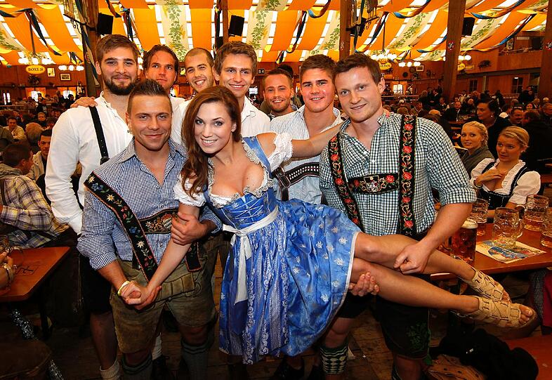 Die EHC-Stars tragen Wiesn-Playmate Katharina Wyrwich auf Händen.