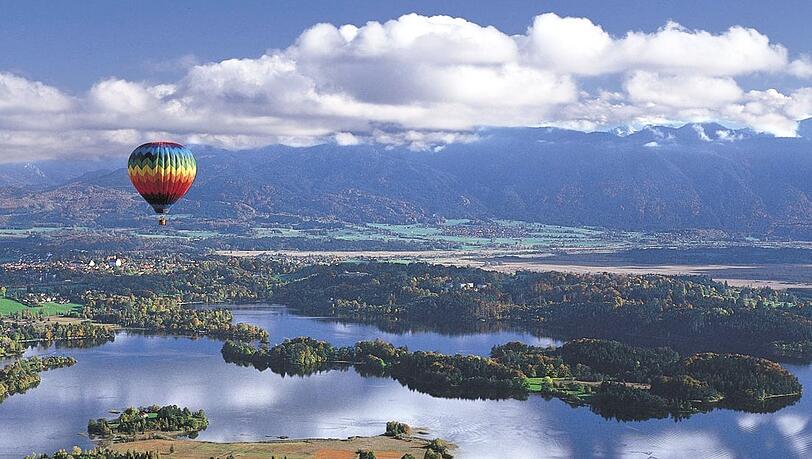 Am Staffelsee sind sich schon Kandinsky und Gabriele Münter näher gekommen. Bis heute lockt das Blaue Land mit herrlicher Natur Am Staffelsee sind sich schon Kandinsky und Gabriele Münter näher gekommen. Bis heute lockt das Blaue Land mit herrlicher Natur