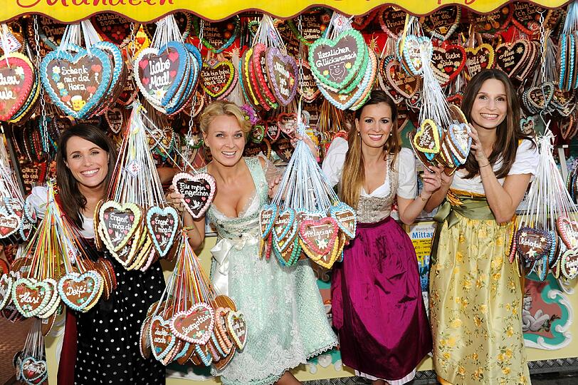 Promis auf dem Oktoberfest! Da geht dem Sportsfreund das Herzerl auf: Die Sportmoderatorinnen Britta Hofmann (Im Dirndl von Alpenprinzessin), Karolin Oltersdorf (Im Angermaier-Dirndl), Birgit Nössing (Das Dirndl) und Jessica Kastrop (Basler-Dirndl) zeigen ihre sexy Dirndl auf dem Oktoberfest. Die schönen Bilder.