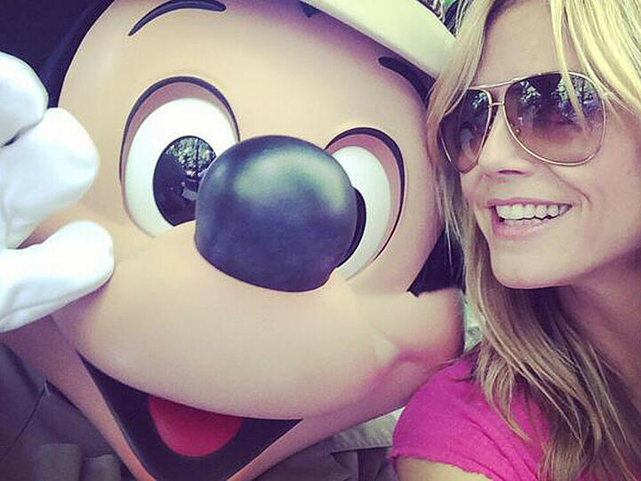 Heidi Klum mit Mickey Mouse im Disneyland