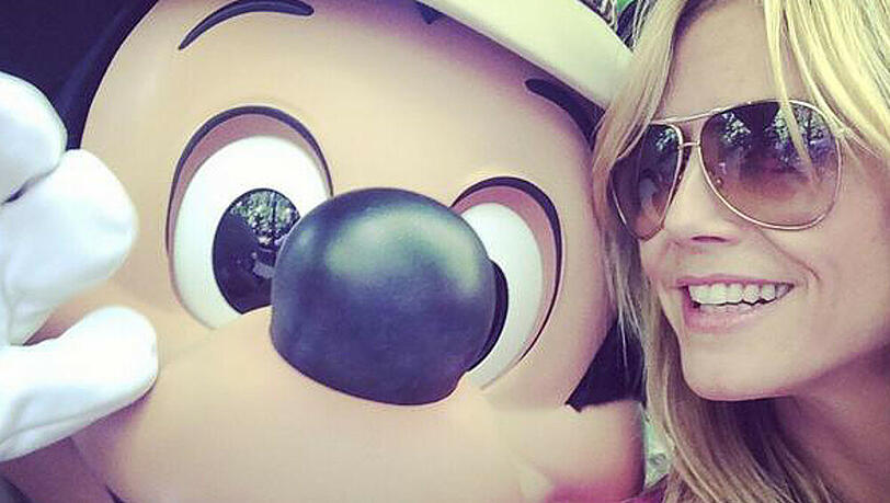 Heidi Klum mit Mickey Mouse im Disneyland Heidi Klum mit Mickey Mouse im Disneyland