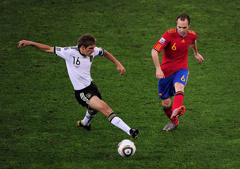 Dann die WM 2010 in Südafrika. Nachdem sich der "Capitano" Michael Ballack vor der WM verletzt hatte, trug Philipp Lahm erstmals die Kapitänsbinde bei einem großen Turnier. Doch leider hieß im Halbfinale der Gegner schon wieder Spanien...