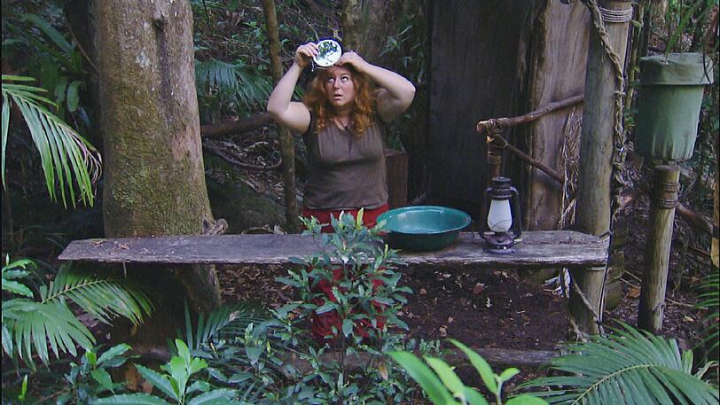 Was ist bloß los auf ihrem Kopf? Rebecca hat bereits mehrere harte Stellen entdeckt!