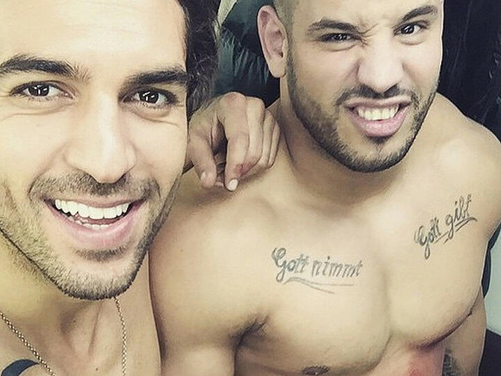 Elyas M'Barek postet heißes Oben-Ohne-Selfie mit seinem Kumpel
