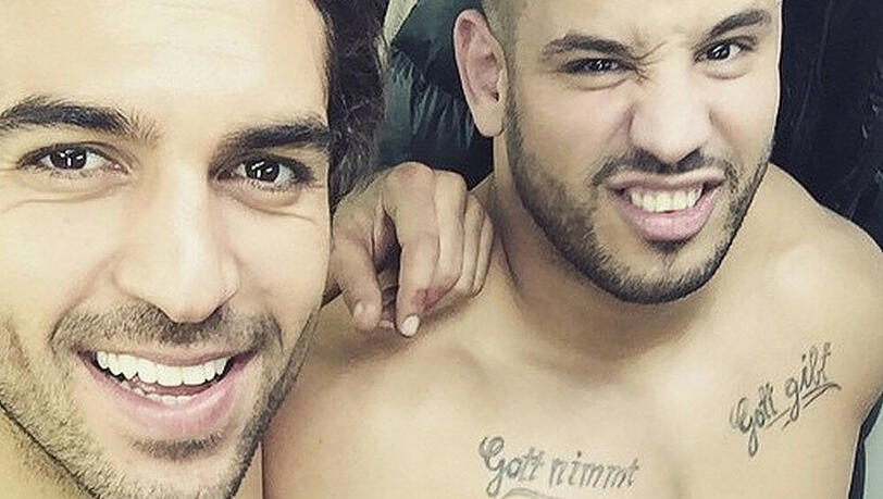 Elyas M'Barek postet heißes Oben-Ohne-Selfie mit seinem Kumpel Elyas M'Barek postet heißes Oben-Ohne-Selfie mit seinem Kumpel