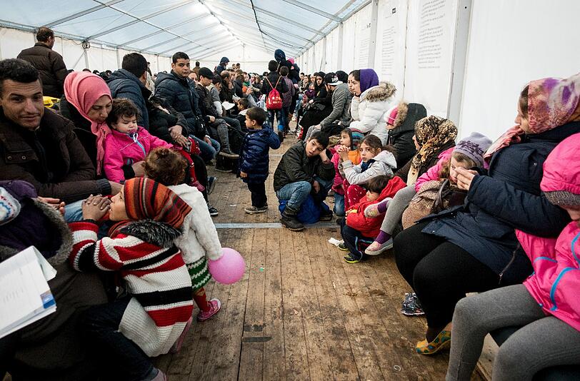 Flüchtlinge warten auf Registrierung.