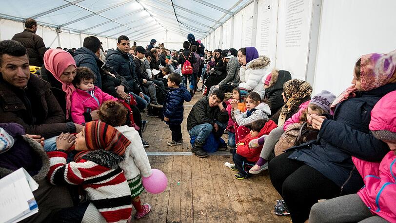 Flüchtlinge warten auf Registrierung. Flüchtlinge warten auf Registrierung.