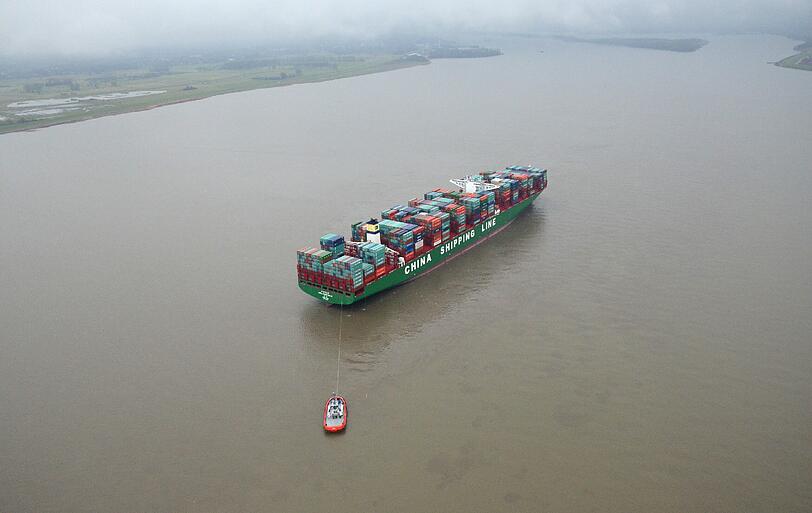 Das rund 400 Meter lange Containerschiff "CSCL Indian Ocean" liegt auf der Elbe bei Stade auf Grund. Schlepper konnten bisher den Frachter nicht freiziehen, wie die Polizei mitteilte. Die "CSCL Indian Ocean" sei vermutlich wegen eines Ruderschadens außerhalb der Fahrrinne steckengeblieben, sagte ein Sprecher des Wasser- und Schifffahrtsamtes in Hamburg.