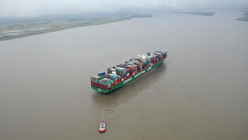 Das rund 400 Meter lange Containerschiff "CSCL Indian Ocean" liegt auf der Elbe bei Stade auf Grund. Schlepper konnten bisher den Frachter nicht freiziehen, wie die Polizei mitteilte. Die "CSCL Indian Ocean" sei vermutlich wegen eines Ruderschadens außerhalb der Fahrrinne steckengeblieben, sagte ein Sprecher des Wasser- und Schifffahrtsamtes in Hamburg. Das rund 400 Meter lange Containerschiff "CSCL Indian Ocean" liegt auf der Elbe bei Stade auf Grund. Schlepper konnten bisher den Frachter nicht freiziehen, wie die Polizei mitteilte. Die "CSCL Indian Ocean" sei vermutlich wegen eines Ruderschadens außerhalb der Fahrrinne steckengeblieben, sagte ein Sprecher des Wasser- und Schifffahrtsamtes in Hamburg.