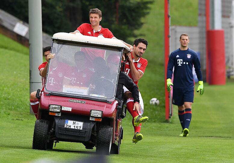 Voooorsicht! Mats Hummels kann sich kaum auf dem Golfkart halten.