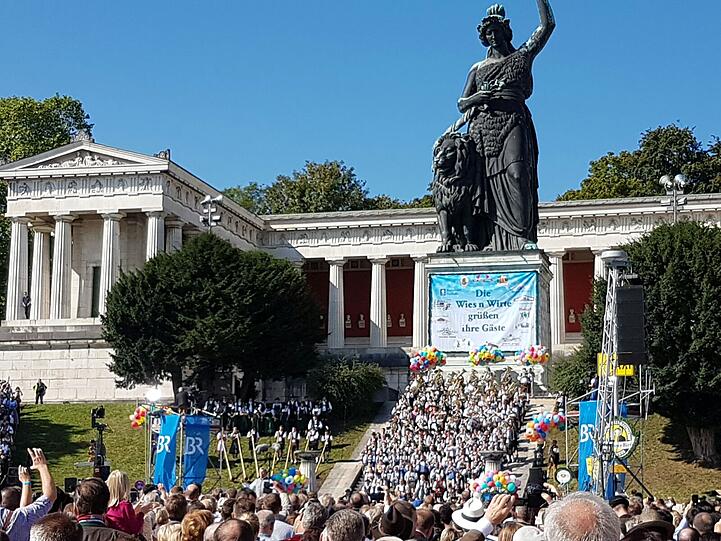 Unter strahlend blauem Himmel konnten die Zuschauer und -höhrer das Platzkonzert der Wiesnwirte bestaunen.