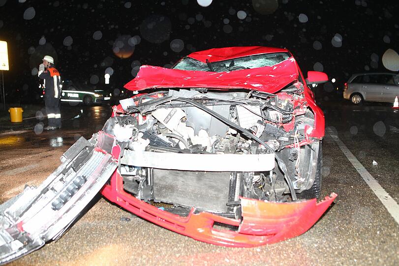Die beiden Reiterinnen übersahen den Audi und wurden von ihm erfasst. Die Bilder von dem schrecklichen Unfall.