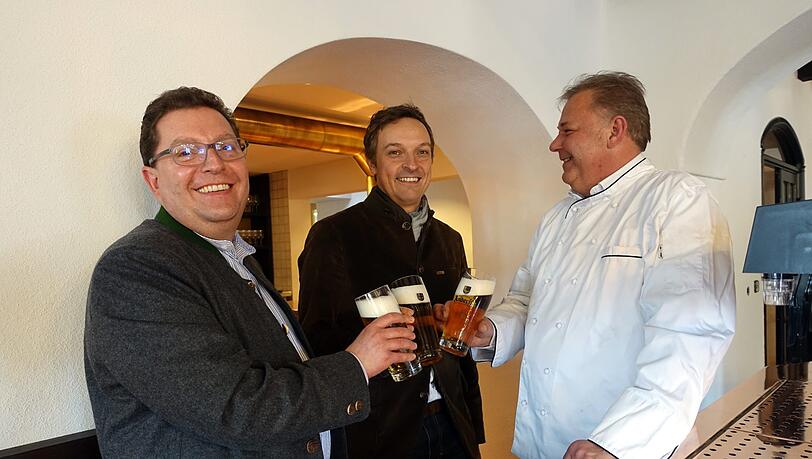 Ralf Sanktjohanser, Christian Rieger und Manfred Heissig (v.l.) stoßen an der neuen "alten Schänke" schon einmal auf die Wiedereröffnung des Klostergasthofs Andechs an. Ralf Sanktjohanser, Christian Rieger und Manfred Heissig (v.l.) stoßen an der neuen "alten Schänke" schon einmal auf die Wiedereröffnung des Klostergasthofs Andechs an.