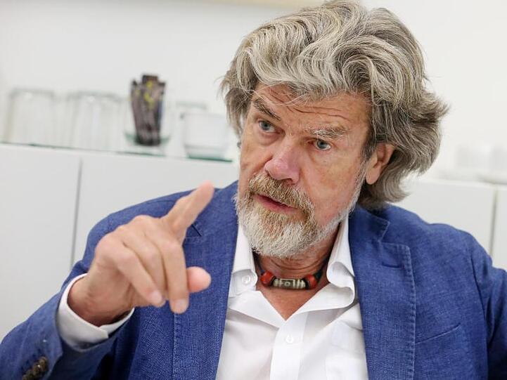 Bergsteiger Reinhold Messner gestikuliert. Foto: Roland Weihrauch/dpa/Archivbild