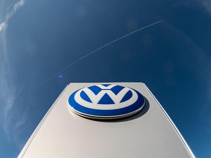 Nach Bekanntwerden des Abgas-Skandals hatten die VW-Vorzugsaktien zwischenzeitlich fast die Hälfte ihres Werts verloren, Anleger erlitten teils massive Verluste.