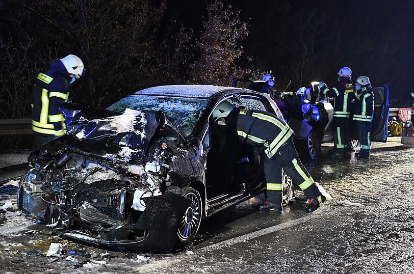 Die 33-Jährige prallte mit ihrem Auto frontal in das Fahrzeug der 20-Jährigen - beide wurden schwer verletzt.
