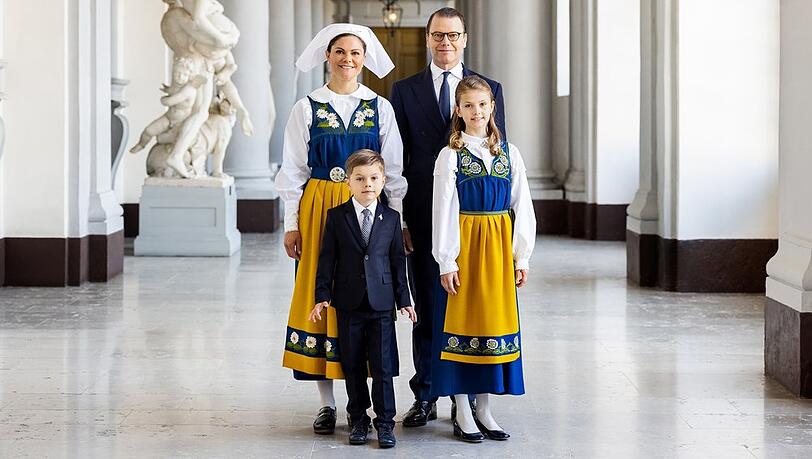 Kronprinzessin Victoria, ihr Ehemann Prinz Daniel und die Kinder Prinzessin Estelle und Prinz Oscar im Stockholmer Schloss.