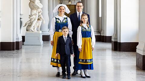 Kronprinzessin Victoria, ihr Ehemann Prinz Daniel und die Kinder Prinzessin Estelle und Prinz Oscar im Stockholmer Schloss.