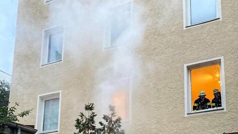 Die Feuerwehr ist wegen vergessener Kerzen in die Amalienstraße ausgerückt.