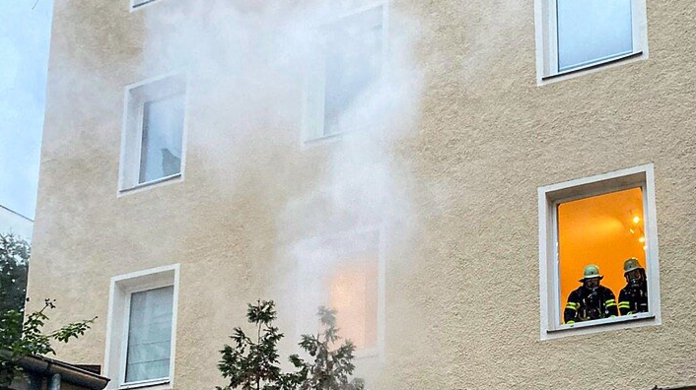 Die Feuerwehr ist wegen vergessener Kerzen in die Amalienstraße ausgerückt.