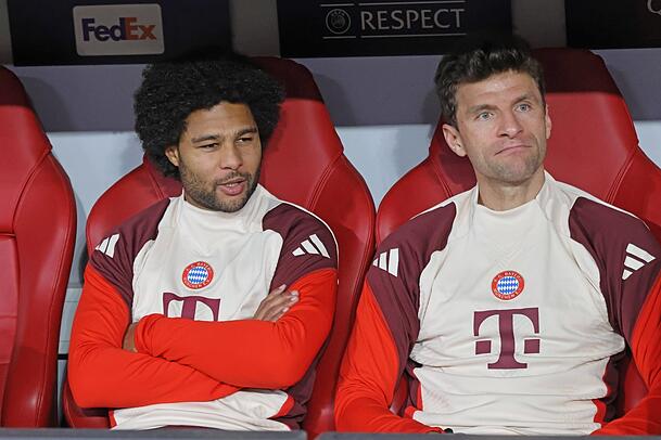 Die Verträge von Serge Gnabry und Thomas Müller laufen 2026 bzw. 2025 aus. Die Verträge von Serge Gnabry und Thomas Müller laufen 2026 bzw. 2025 aus.