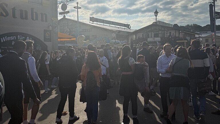 Die Sonne kommt am Nachmittag immer mehr durch, und das Gelände füllt sich. Die Sonne kommt am Nachmittag immer mehr durch, und das Gelände füllt sich.