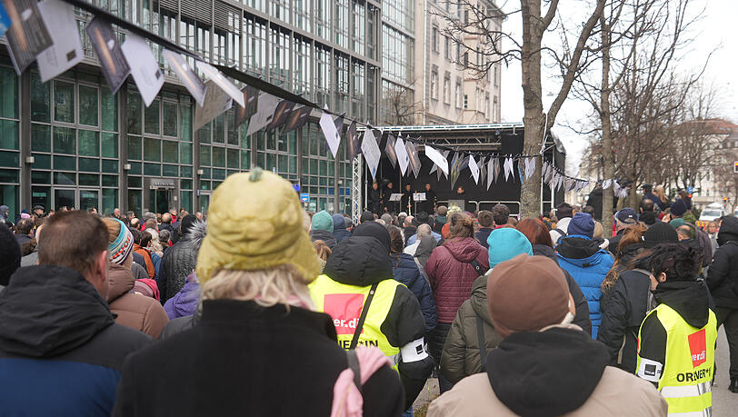 Nach Angaben der Polizei versammeln sich rund 350 Menschen zum Gedenken. Nach Angaben der Polizei versammeln sich rund 350 Menschen zum Gedenken.