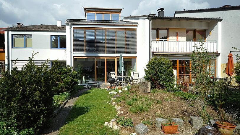 Das Passivhaus (Mitte) hat große Fenster auf der Südseite. Das Haus links wurde neu gedämmt, rechts ist ein herkömmliches. Die Anlage ist Baujahr 1961 Das Passivhaus (Mitte) hat große Fenster auf der Südseite. Das Haus links wurde neu gedämmt, rechts ist ein herkömmliches. Die Anlage ist Baujahr 1961
