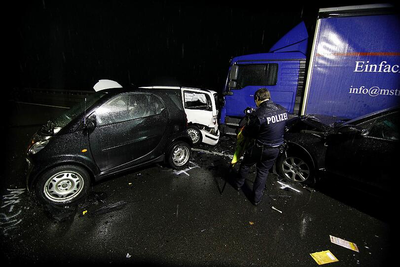 Eine Massenkarambolage mit einem Toten und mehreren Verletzten hat zur Vollsperrung der sonst vielbefahrenen Autobahn 57 zwischen Köln und Düsseldorf geführt - die Bilder.