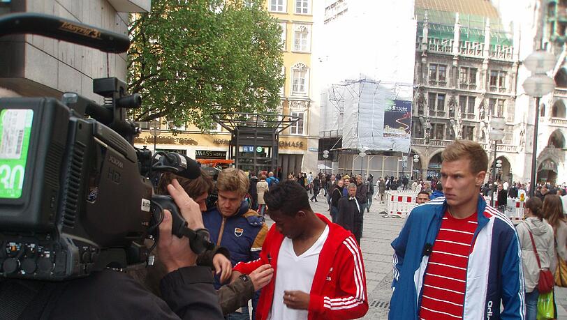 David Alaba und Holger Badstuber machen bei einem Videodreh München unsicher. David Alaba und Holger Badstuber machen bei einem Videodreh München unsicher.