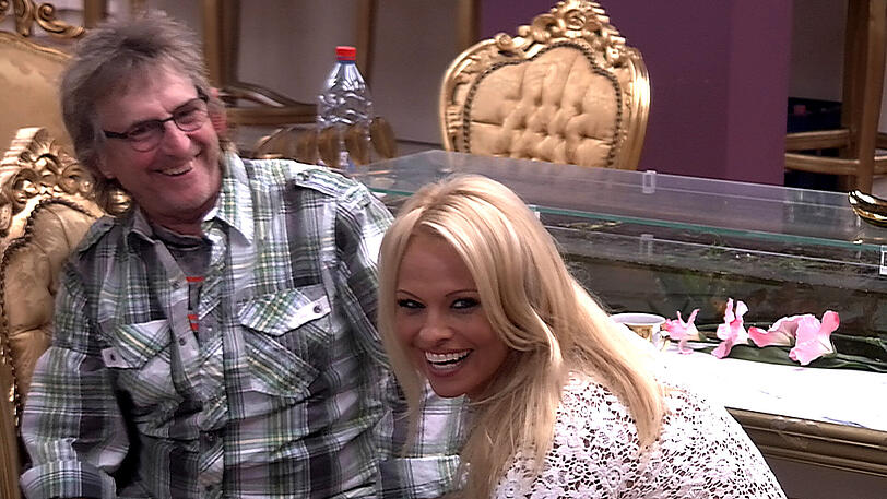 Und noch jemand weicht der Baywatch-Nixe nicht mehr von der Seite: Martin Semmelrogge ist entzückt von Pamela.