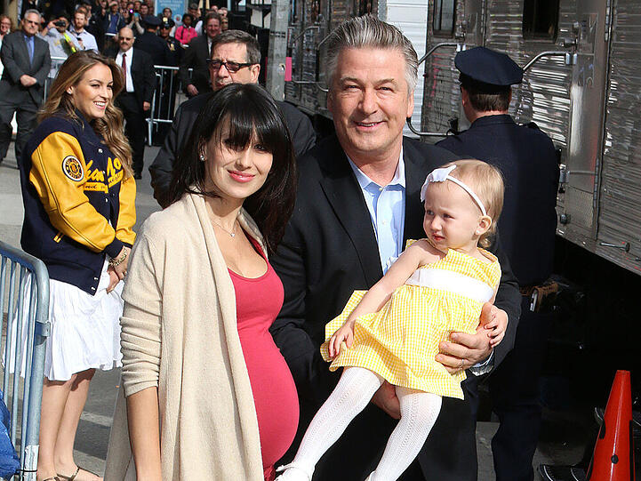 Als Hilaria ihren Mann Alec und ihre Tochter Carmen vor wenigen Wochen zu einer Show in New York begleitete, schlummerte Rafael noch im Bauch seiner Mutter