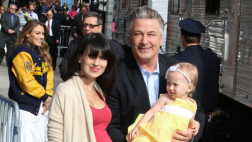 Als Hilaria ihren Mann Alec und ihre Tochter Carmen vor wenigen Wochen zu einer Show in New York begleitete, schlummerte Rafael noch im Bauch seiner Mutter Als Hilaria ihren Mann Alec und ihre Tochter Carmen vor wenigen Wochen zu einer Show in New York begleitete, schlummerte Rafael noch im Bauch seiner Mutter