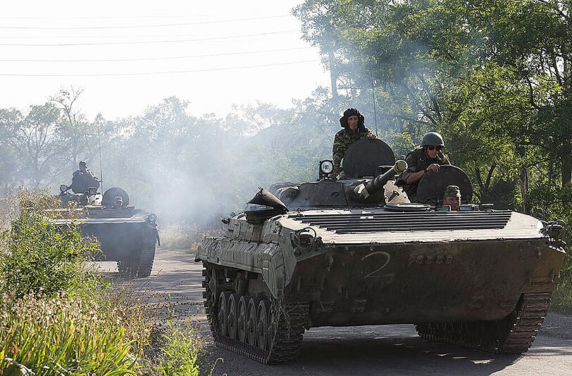 Trotz eines vereinbarten Waffenabzugs in der Ostukraine geht der Beschuss mit schwerem Kriegsgerät weiter.