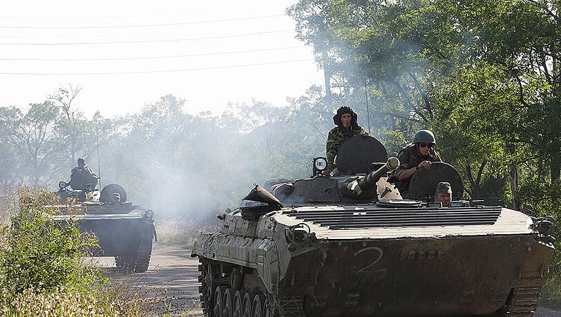 Trotz eines vereinbarten Waffenabzugs in der Ostukraine geht der Beschuss mit schwerem Kriegsgerät weiter. Trotz eines vereinbarten Waffenabzugs in der Ostukraine geht der Beschuss mit schwerem Kriegsgerät weiter.