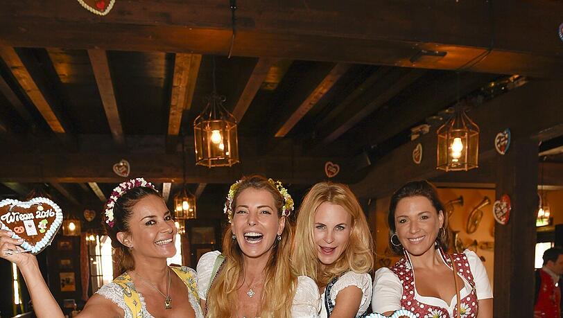 Fesche Mädelsrunde: Gitta Saxx, Giulia Siegel, Sonja Kiefer, Simone Ballack (v.l.) beim Charity Lunch im "Zur Bratwurst". Fesche Mädelsrunde: Gitta Saxx, Giulia Siegel, Sonja Kiefer, Simone Ballack (v.l.) beim Charity Lunch im "Zur Bratwurst".