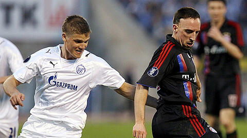 1. Mai 2008: Franck Ribéry (rechts) im Duell mit Igor Denisov von Zenit St. Petersburg. Der FC Bayern verlor das Halbfinal-Rückspiel des UEFA-Pokals in St. Petersburg mit 0:4.