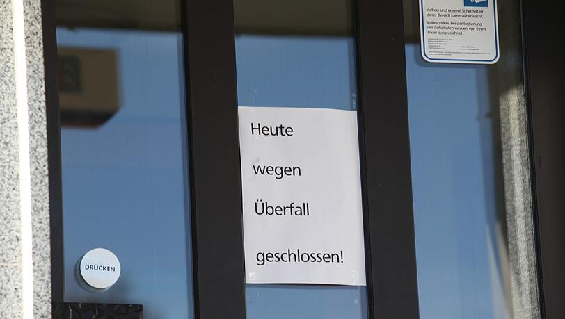 Die Bank hat erst einmal geschlossen. Die Bank hat erst einmal geschlossen.