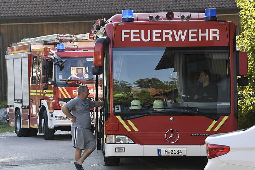 In Egmating (Lkr. Ebersberg) ist am Mittwoch ein Maibaumwagen umgestürzt - dabei wurden zahlreiche Menschen teils schwer verletzt.