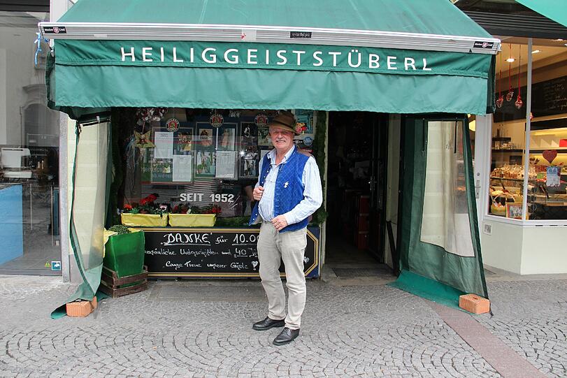 Der Münchner Promi-Maler Wolfgang Prinz vor seinem "Wohnzimmer".