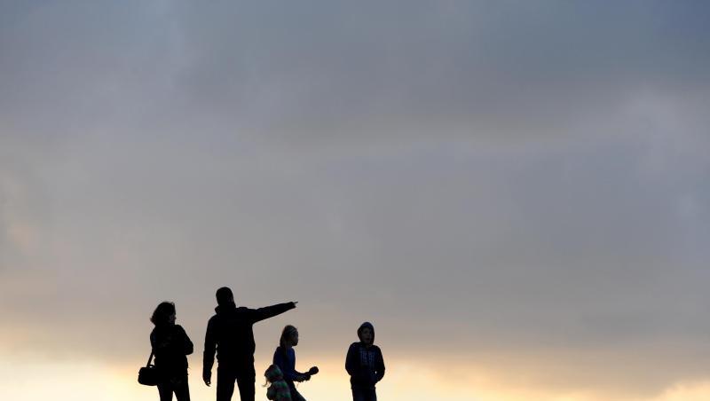 Eine Familie beim Spaziergang unterm abendlichen Wolkenhimmel. Eine Familie beim Spaziergang unterm abendlichen Wolkenhimmel.