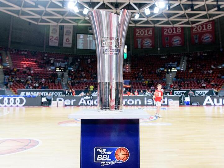 Der Ligapokal der Deutschen Basketball-Bundesliga. Foto: Matthias Balk/dpa/Archivbild