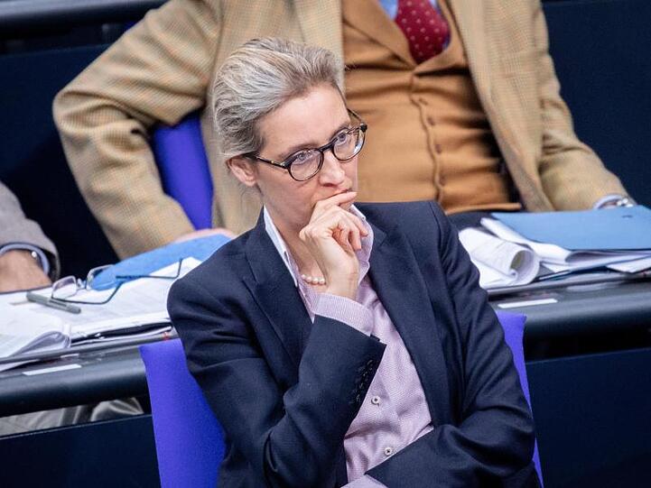 Die Staatsanwaltschaft Konstanz ermittelt gegen die AfD-Fraktionschefin Alice Weidel und drei weitere Mitglieder ihres Kreisverbandes am Bodensee wegen des Verdachts eines Verstoßes gegen das Parteiengesetz.