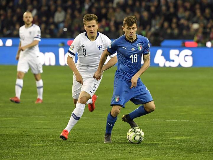Finnlands Robin Lod (l) im Duell mit dem italienischen Torschützen zum 1:0, Nicolo Barella.