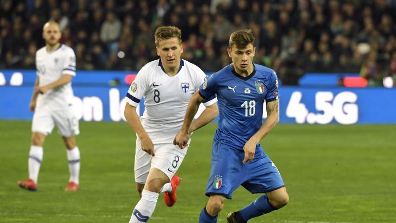 Finnlands Robin Lod (l) im Duell mit dem italienischen Torschützen zum 1:0, Nicolo Barella. Finnlands Robin Lod (l) im Duell mit dem italienischen Torschützen zum 1:0, Nicolo Barella.