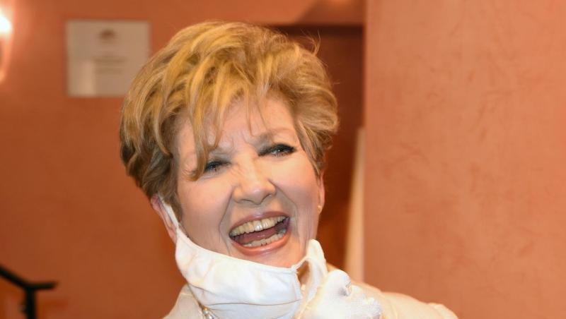 Die Moderatorin Carolin Reiber lacht vor der Theaterpremiere "Halbe Wahrheiten".